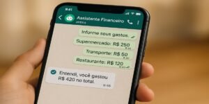 Tela de celular com conversa no WhatsApp sobre controle de gastos com assistentes financeiros virtuais