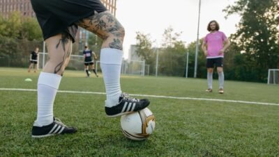 VAR ajuda ou atrasa o futebol Prós e contras da tecnologia